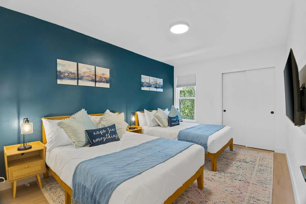 Holiday home Stylish Phoenix Townhome - Foosball Table, Laundry, Parking!