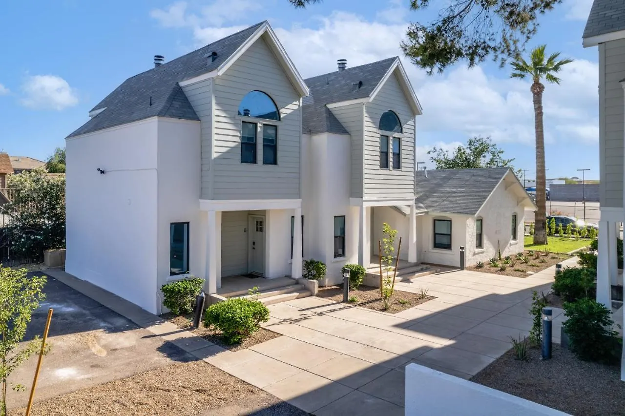 Stylish Phoenix Townhome - Foosball Table, Laundry, Parking! Holiday home