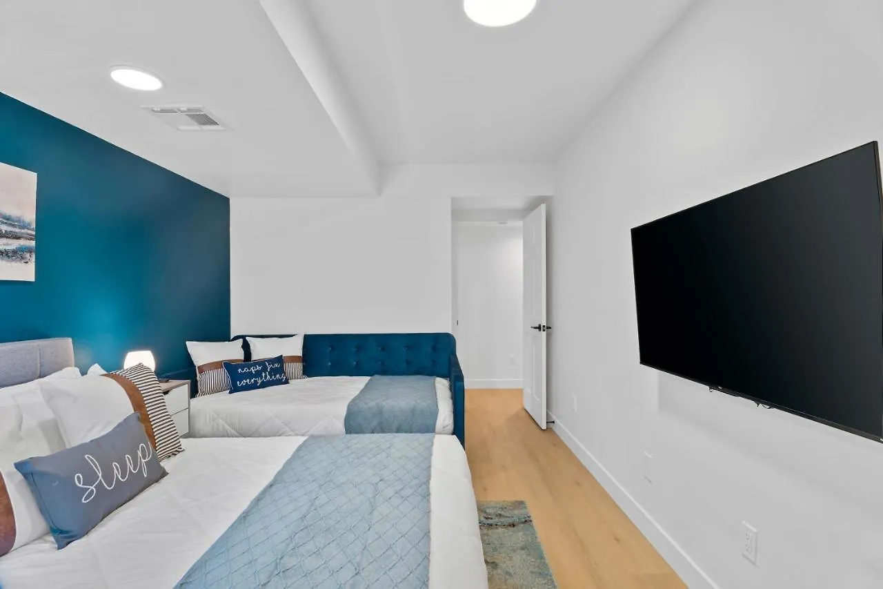 Holiday home Stylish Phoenix Townhome - Foosball Table, Laundry, Parking!