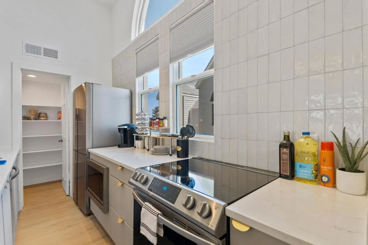 Stylish Phoenix Townhome - Foosball Table, Laundry, Parking! 0*,